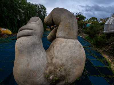 ...ci sono le mani dei �giganti�, che attendono invano di acchiappare e spaventare grandi e piccini
